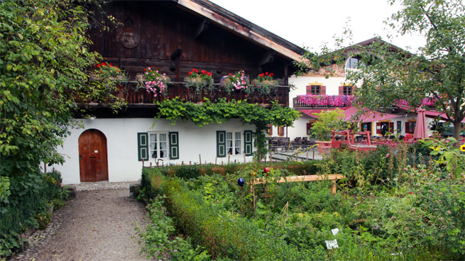 Ein Bauerngarten in bester Lage in der Garmischer Fußgängerzone.