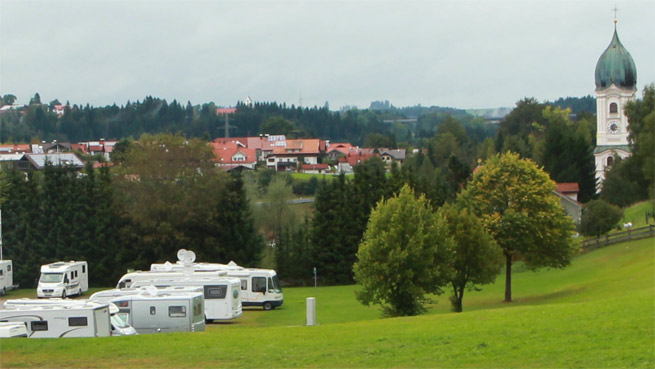 Blick über dem Wohnmobilstellplatz (Teilansicht) zum Ortskern von Nesselwang.