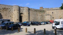 Parkplatz an der Stadtmauer von Dinan
