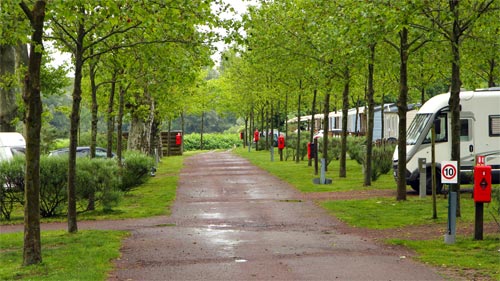 Gut angelegte, parzellierte Stellflächen auf der oberen Ebene des Campingplatzes in Nevers.