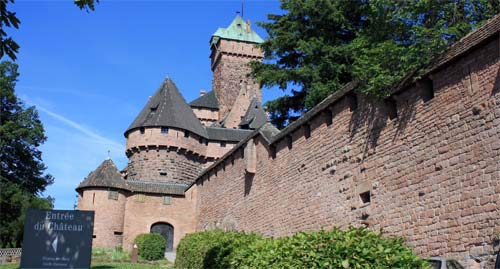 Teilansicht der äußeren Befestigungsanlagen der Burg Hohkönigsburg.