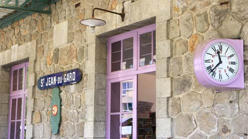 Gepfegter Eingangsbereich des Bahnhofsgebäudes der Museumsbahn in 
                                                                        Saint-Jean-du-Gard im Languedoc.