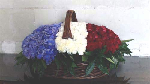 Blumenschmuck in den französischen Nationalfarben