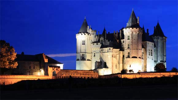 Das Château de Saumur wird abends beleuchtet.