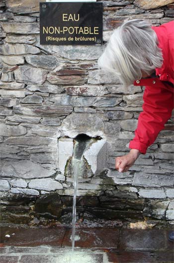  Das Wasser fließt mit über 70° Celsius aus der Wand.