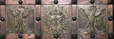 Wappen auf den Kirchentüren im Paulinerkloster