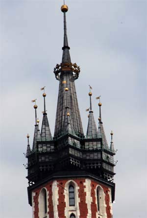 Die höhere der beiden Kirchturmspitzen, der Marienkirche, am Marktplatz in Krakau.