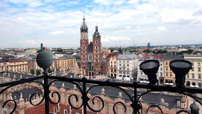 Blick vom Rathausturm, über die Tuchhallen zur Marienkirche mit ihren unterschiedlichen Türmen.