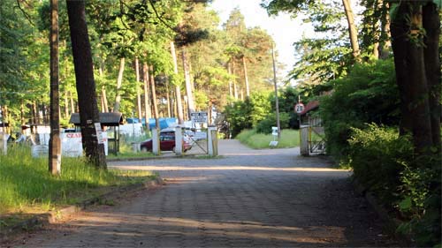 Einfahrt zum Campingplatz "Ruciane - Nida / Rudczanny - Nieden"