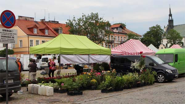Teilansicht der Marktstände in Pultusk / Ostenburg.