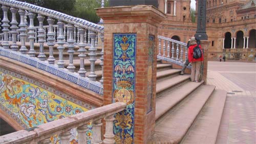 Fußgänger - Brückenaufgang am Spanische Platz in Sevilla.
