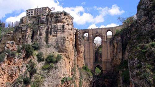 Historische Stein - Brücke in der Stadt Ronda  in Andalusien.