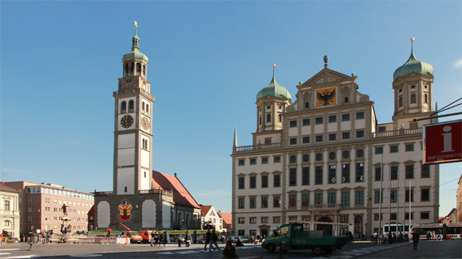 Augsburg - Marktplatz mit Rathaus und der Kirche "St. Peter am Perlach ". 