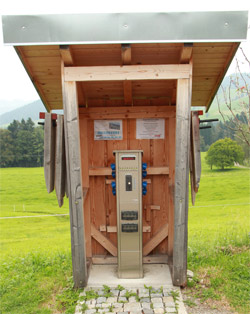 Gut geschützte Strom - Säule auf dem Stellplatz in Obertaufen. 