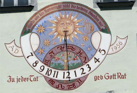 Sonnenuhr am Rathaus in Deggendorf
