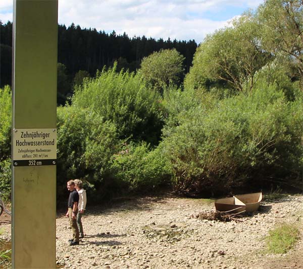 Am Donauradweg ein Hinweisschild zur Donauversickerung.