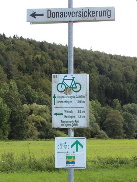 Am Donauradweg ein Hinweisschild zur Donauversickerung.