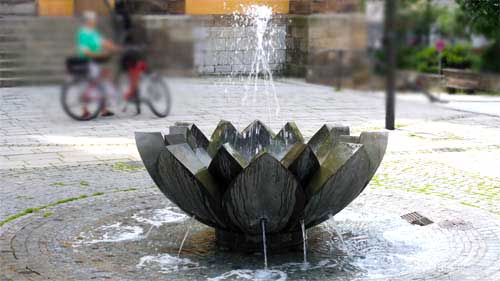 Ein Brunnen in der Innenstadt von Hof. 