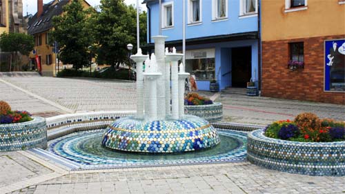 Porzellanbrunnen in der Innenstadt von Selb.