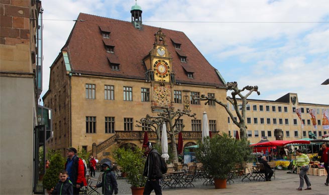Vor dem Rathaus im Zentrum der Altstadt von Heilbronn.