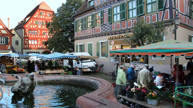 Auf dem Marktplatz in Ladenburg werden diverse lokale Produkte angeboten.