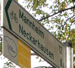 Radweg - Schild Richtung Mannheim