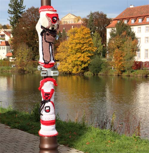 Kunstwerk an einem  Laternenpfahl am Neckarufer in Rottenburg.