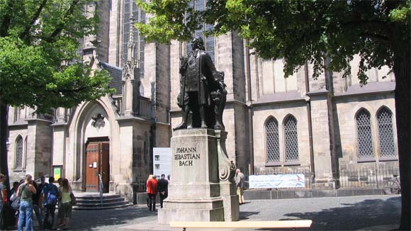 Das Bach Denkmal vor der Thomaskirche in Leipzig.