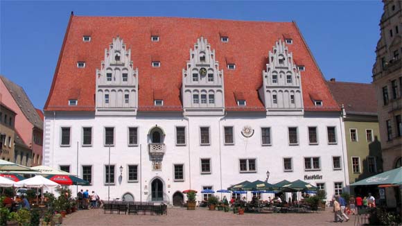 Auf dem Marktplatz mit dem spätgotischen Rathaus von Meißen.