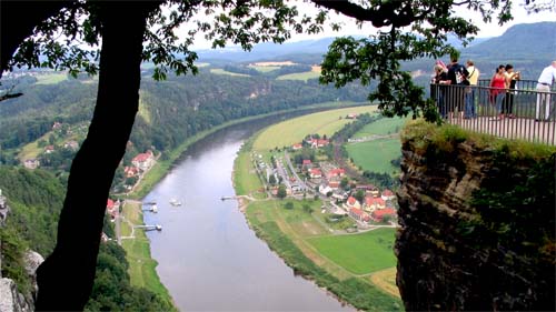 Blick von der Bastei ins Elbtal / Oberrathen.