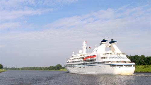 Kreuzfahrtschiff auf dem Nord - Ostsee - Kanal bei Rendsburg