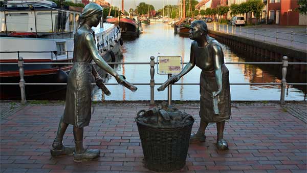 Figurengruppe am alten Hafen in Weener.