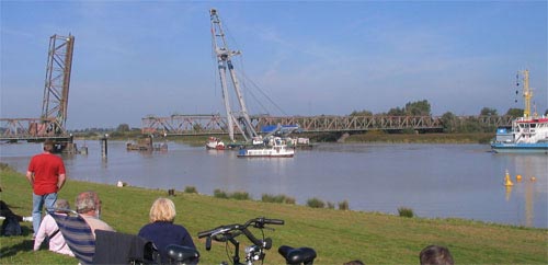 Teildemontage der Eisenbahnbrücke bei Weener