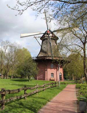 Galeriekappenwindmühle (Holländer) im Kurpark von Bad Zwischenahn.