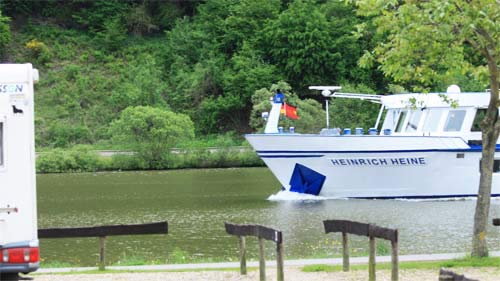 An der Mosel treffen sich oft Wohnmobile und echte Dickschiffe An der Mosel treffen sich oft Wohnmobile und echte Dickschiffe