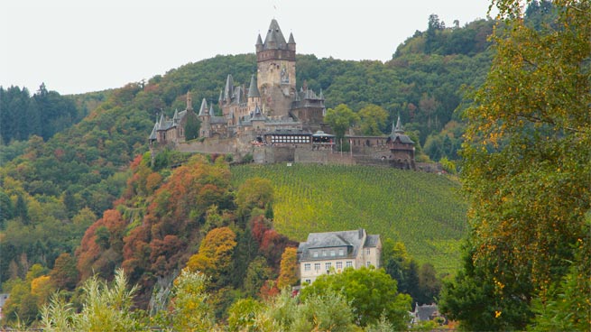 Blick auf die Reichsburg oberhalb von Cochem.