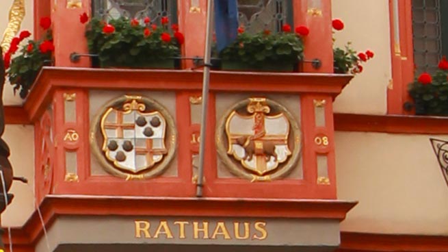 Am Marktplatz, vor Bernkastel - Kues, findet man viele historische Gebäude. Im Bild: "Erker am Rathaus".