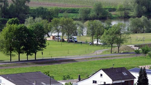 Der Wohnmobilstellplatz in Kesten liegt zwischen der Mosel und dem Kestener - Ortsrand.