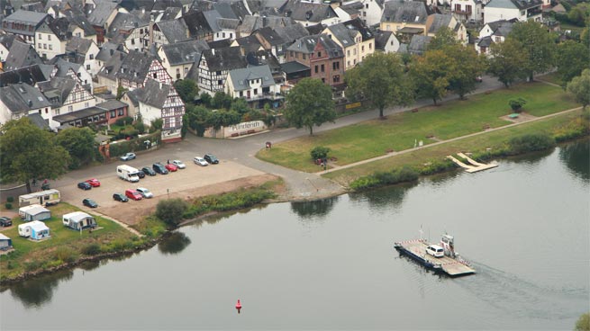 Blick von der "Pündericher Marienburg" auf den den Ort.