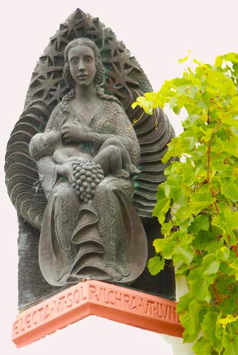 Skulptur an der Außenmauer der Marienburg.