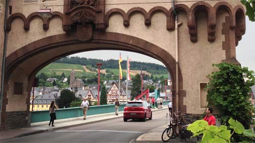 Durch dies historische Brückentor führt die 
                                                    Hauptverkehrsstraße in Traben - Trarbach