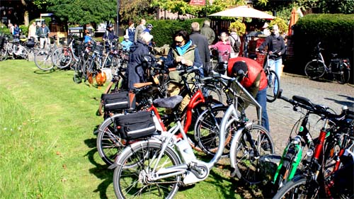 Fahrradfahrer treffen sich in Raesfeld am Schloss.