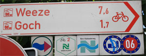 Typischer Radwegweiser in der Region Niederrhein.