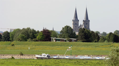 Blick über den Rhein; Die Türme des "Dom zu Xanten" sind weithin sichtbar