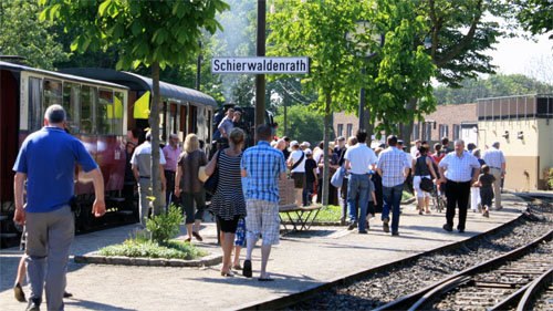 Fahrgäste der Selfkantbahn; Bahnhof in Schierwaldenrath