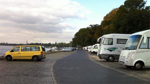 Wohnmobilstellplatz am Rheinufer in Düsseldorf