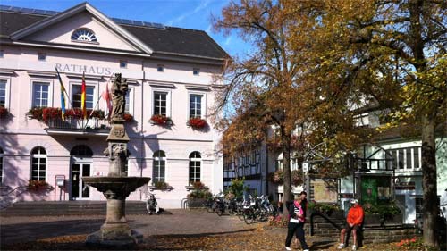 Radler - Touristentreffpunkt vor dem Rathaus in Remagen