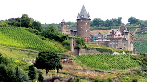 Oberhalb von Bacharach liegt die Burg Stahleck. 