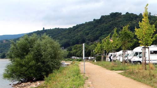 Wohnmobilstellplatz bei Bacharach am Rheinufer (Teilansicht)