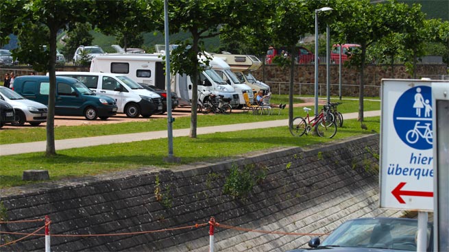 Ein Parkplatz, direkt  am Fähranleger, am Binger - Rheinufer.